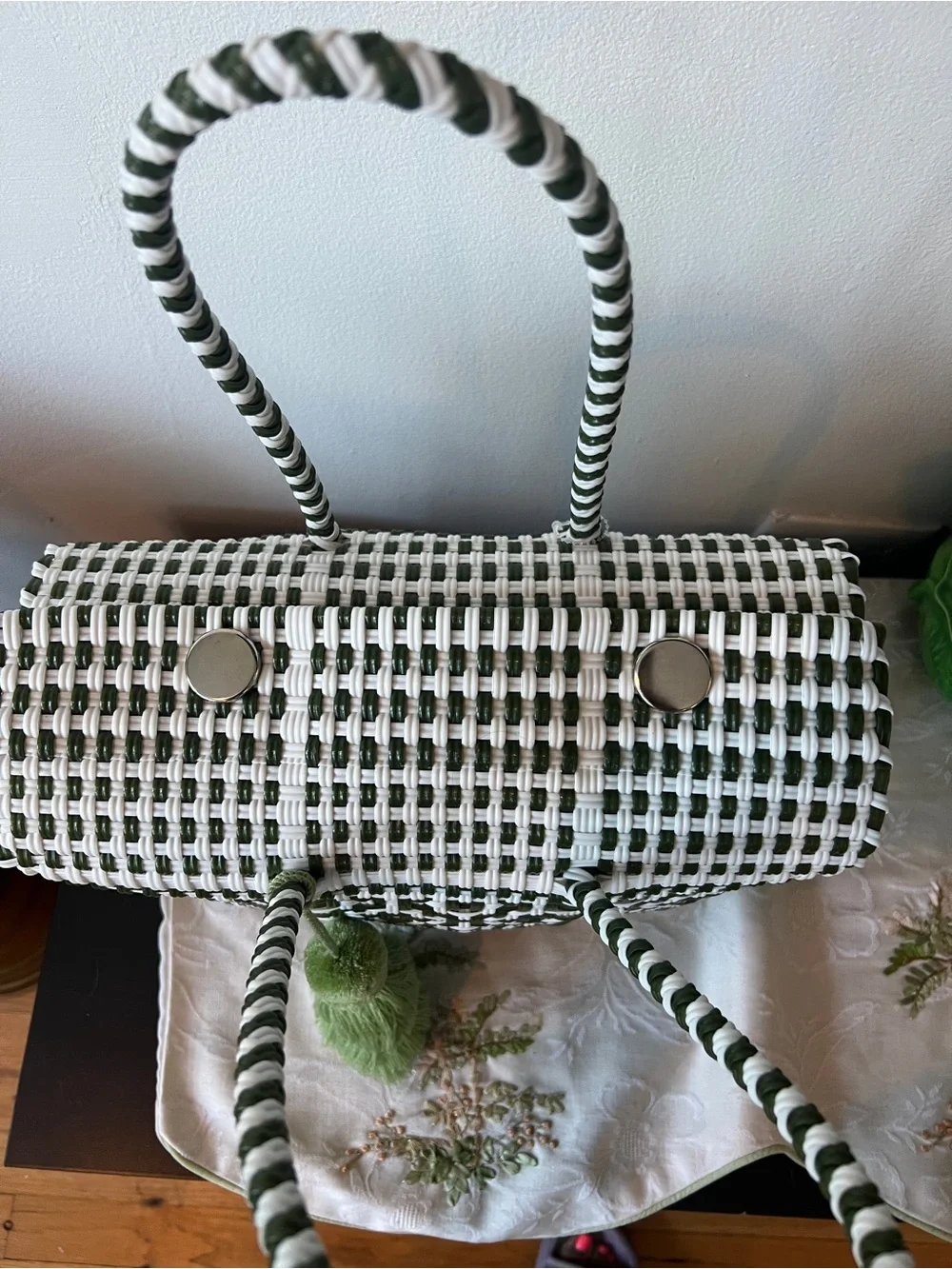 Woven Green and White Tote Bag with Tassel By Valerosa - Picture 7 of 8
